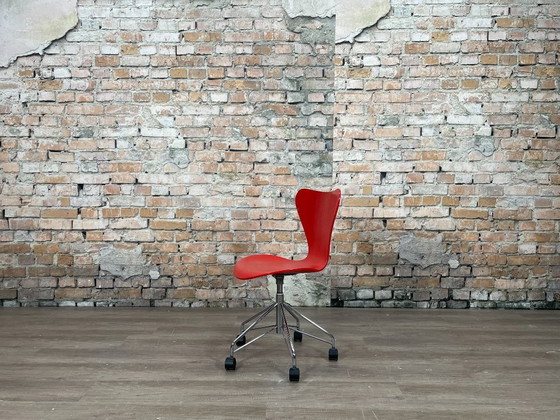 Image 1 of Fritz Hansen Butterfly red