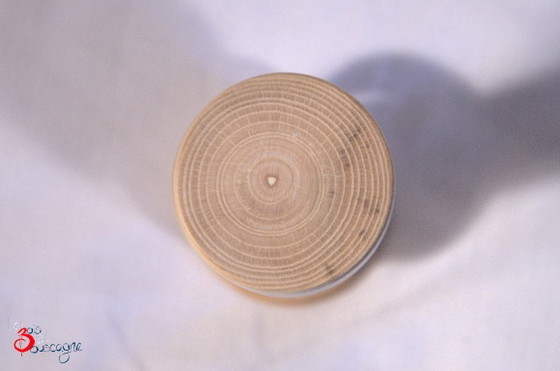 Handgefertigte Massivholz-Rassel mit 2 Ringen, Made in France, 9x3.5cm – Le bois de Bouscagne (photo 5 of 6)