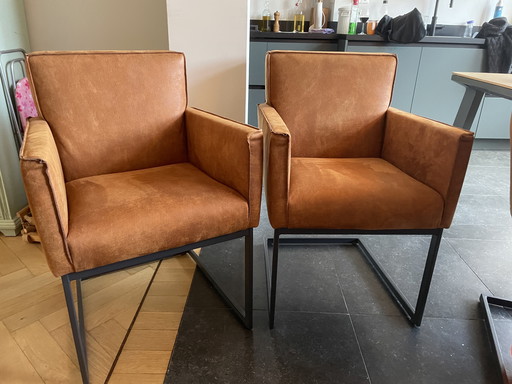 4 chaises de salle à manger et un canapé assorti