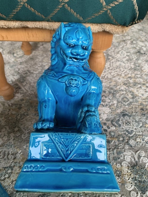 Chinoiserie, par de leones guardianes de templo "Foo Dogs" de los años 50, porcelana de mediados de siglo. (photo 3 of 7)