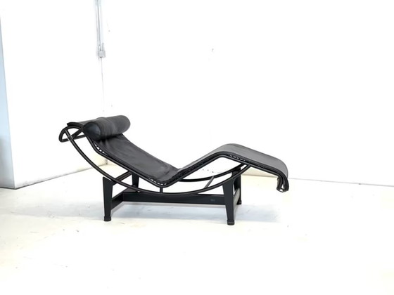 Image 1 of Chaise longue LC4 en cuir de Charlotte Perriand pour Cassina