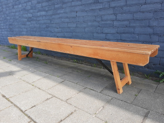 Image 1 of Wunderschöner antiker hölzerner Schulschreibtisch mit Lattenrost, 250 cm lang, Mid-Century
