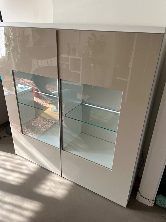 Image 1 of Verzorgde Hulsta NOW highboard/vitrinekast met verlichting