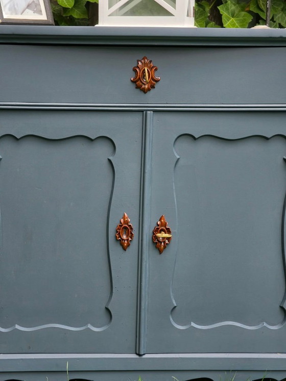 Vintage ladekast nr. 2, massief hout, uniek stuk | Inktblauw en mosterdgeel met gesneden ornamenten | (photo 3 of 9)