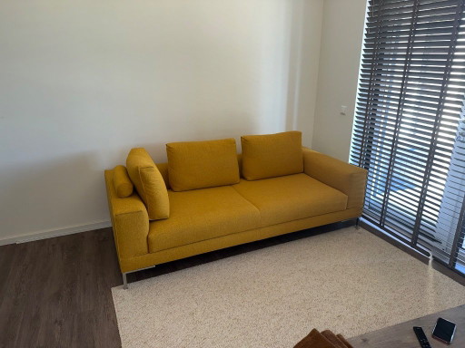 Splendido divano Aikon a 3 posti, disponibile in pronta consegna – Giallo Girasole 🌻 – Design on Stock, 3 5 zitsbanken