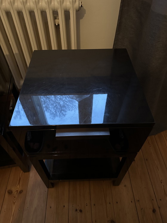 Image 1 of 2 mesitas de noche de la colección JNL – Negro brillante – Diseño de lujo