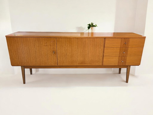 Mid Century Nussbaum Sideboard - fabriqué en Allemagne au milieu des années 60 dans un design scandinave.