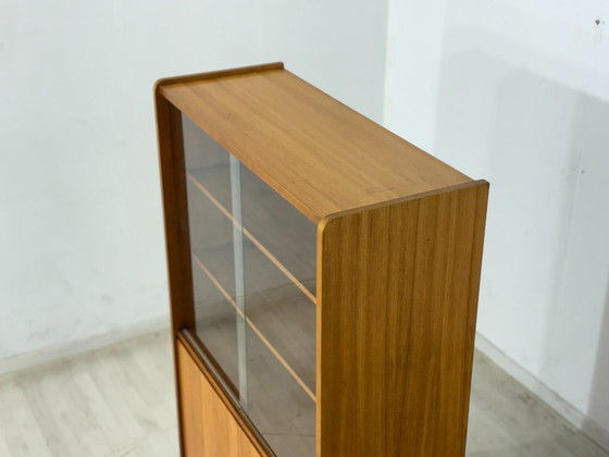 Image 1 of Vitrinekast/hoge kast uit het midden van de 20e eeuw – Vintage highboard uit de jaren 60 – Iepenhout