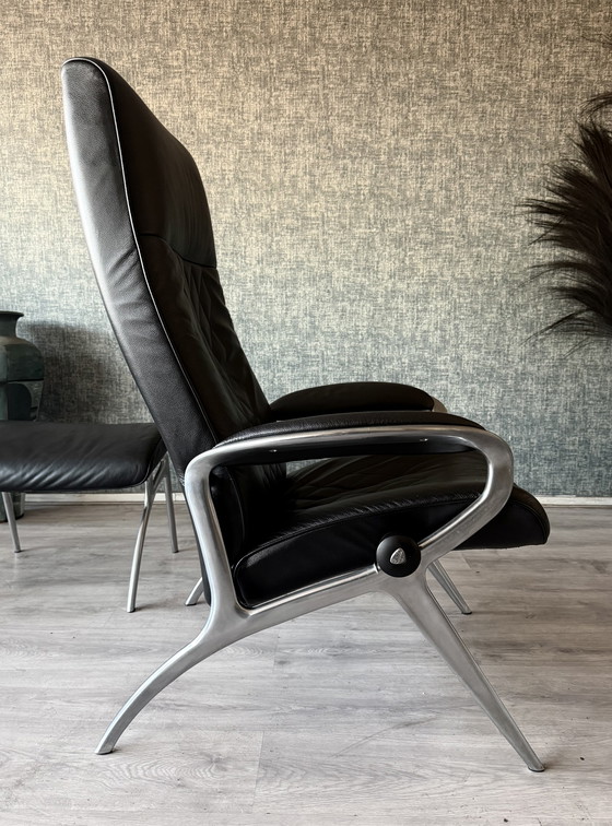 Image 1 of Poltrona lounge James Stressless con poggiapiedi in pelle nera e alluminio