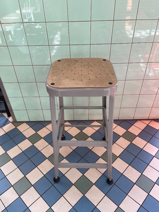 8 sgabelli Aurora in metallo vintage. (7 senza schienale, 1 con schienale)