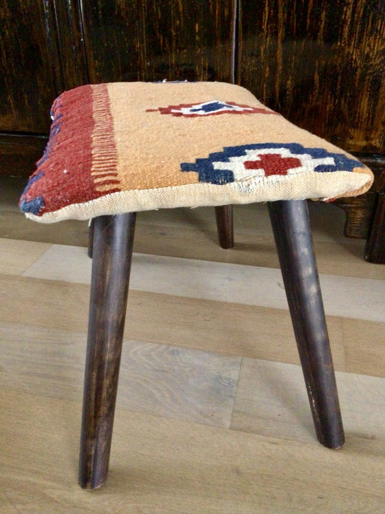 Image 1 of Pouf vintage rivestito in tessuto Kilim