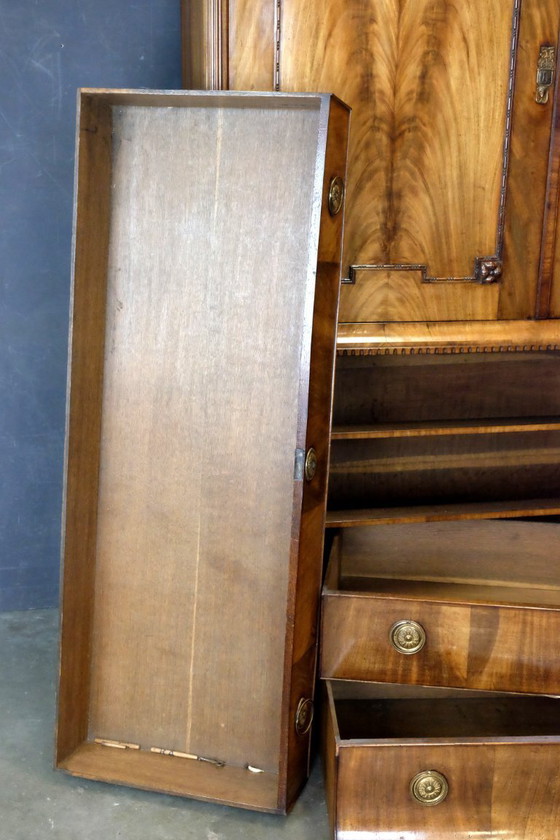 Image 1 of Elégant cabinet en acajou à décor floral vers 1780.