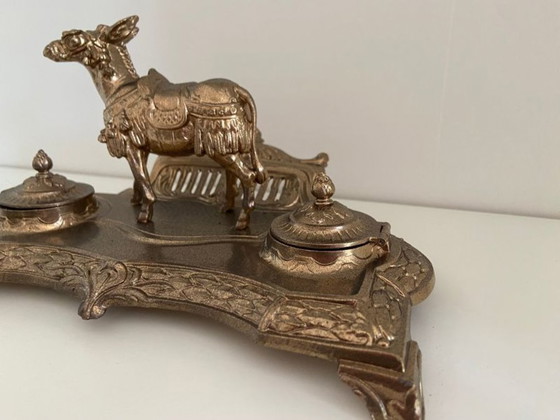Image 1 of Écritoire à Double Encriers Modèle Atypique Métal Doré Patiné Décor Mulet Orient