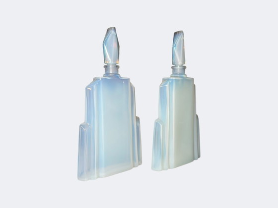 Image 1 of Paar opalisierende Art-déco-Parfümflakons aus Sabino-Glas – Seltenes französisches Parfümflakon-Set aus Opalglas