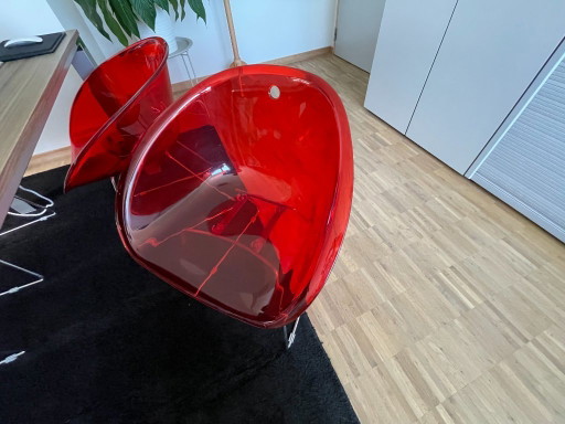 Vergadertafel met 4 rode design kuipstoelen – complete set