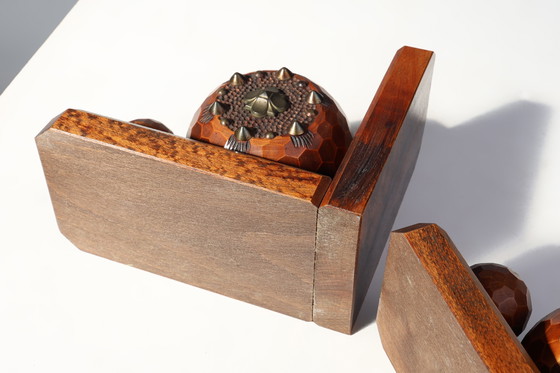 Image 1 of Paar Art-Déco-Buchstützen mit facettierten Kugeln aus Eichenholz mit Metallverzierungen, Frankreich ca. 1920