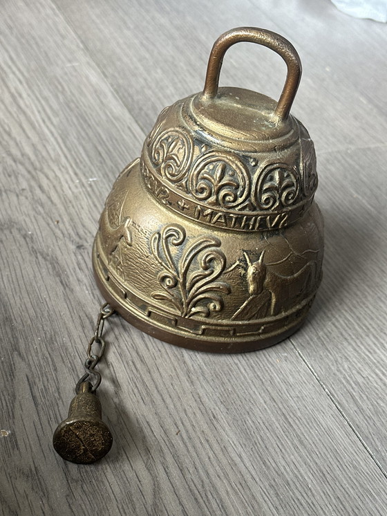 Image 1 of Campana de monasterio de cobre con adorno religioso en relieve.