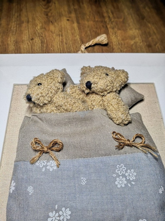 Image 1 of Vintage welterustenlijst / Teddybeer onder de dekens / jaren 90