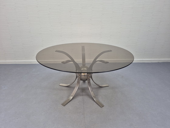Image 1 of Table basse « Sputnik ». Table vintage en verre fumé avec finitions chromées.