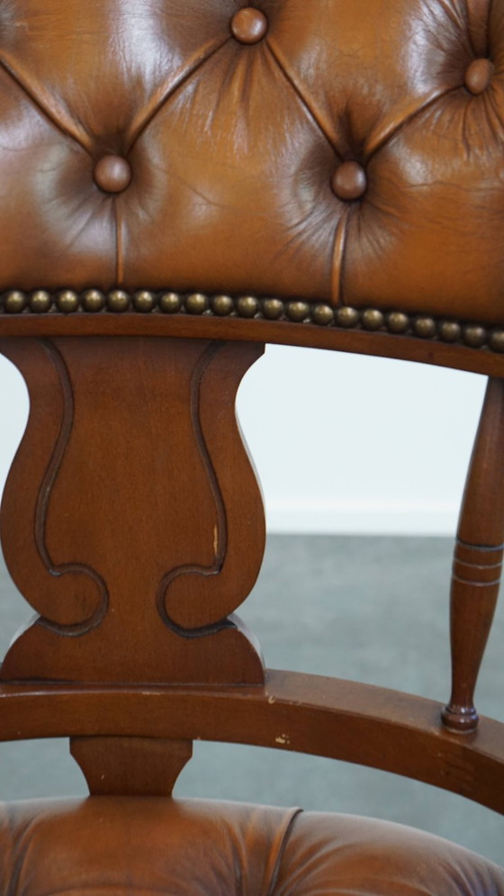 Image 1 of Sedia da ufficio Chesterfield classica in pelle bovina e legno in stile inglese