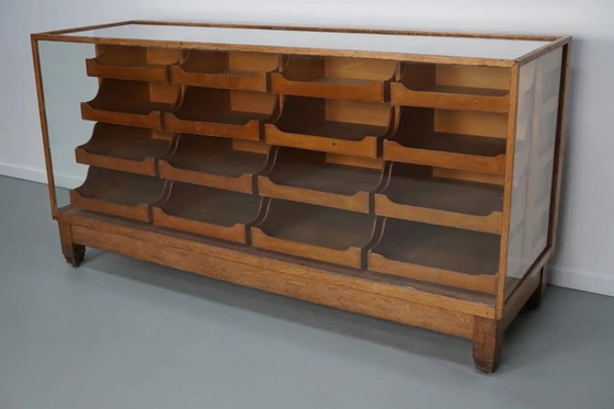 Image 1 of Antieke Britse Esdoorn- en Eikenhouten Fourniturenkast / Winkeltoonbank, 1920/30s