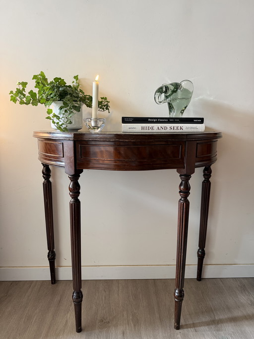 Mesa auxiliar de recibidor semicircular clásica