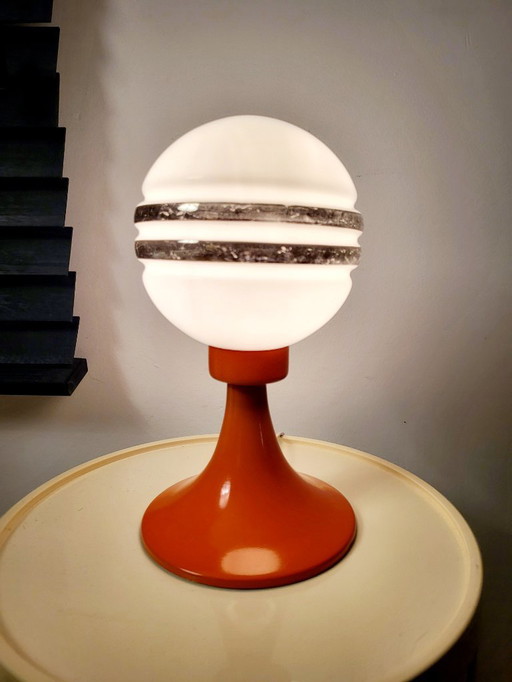 Vintage space age tafellamp uit de jaren 60 met lampenkap in mat wit glas en metalen oranje voet
