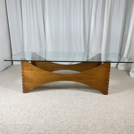 Image 1 of Sculpturale salontafel van mahoniehout en glas – Europa, jaren 70