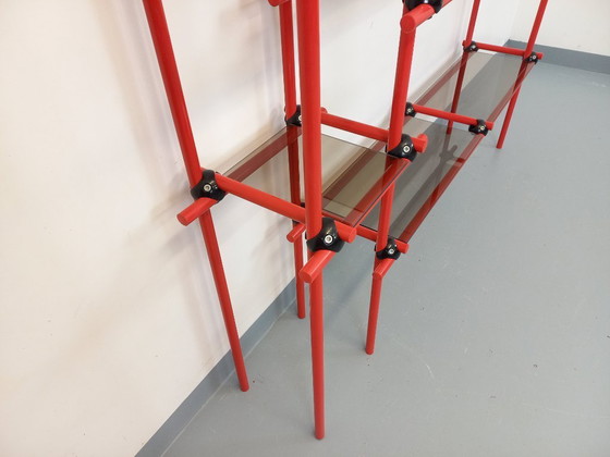 Image 1 of Vintage Italiaanse Bauhaus-boekenkast van rood metaal en rookglas uit de jaren 70.