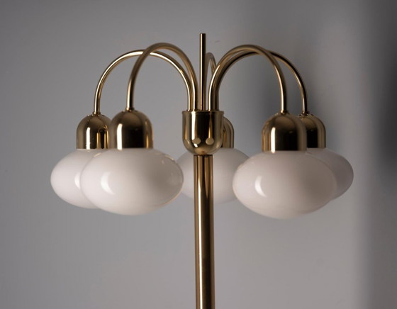 Lampada da terra vintage in ottone con cinque paralumi in vetro opalino, metà del XX secolo, Cecoslovacchia, (photo 5 of 8)