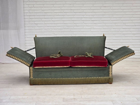 Image 1 of Canapé danois 2 places à accoudoirs rabattables, style « espagnol », années 1970, en velours vert et rouge.