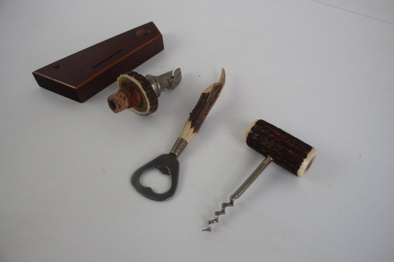 Image 1 of Set vintage en bois de cerf, tire-bouchon, décapsuleur, entonnoir, années 1960.