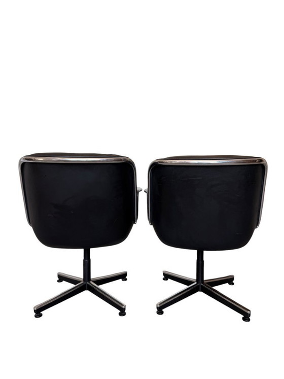Image 1 of Een paar authentieke Charles Pollock directiestoelen voor Knoll - zwart leer & Skai