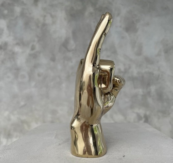 Image 1 of Sculpture en laiton poli faisant le signe de la main « Rock on ».