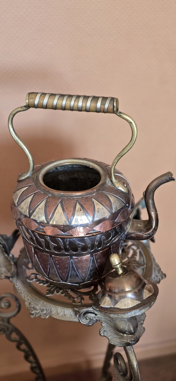 Image 1 of Esclusiva teiera antica marocchina in rame con supporto originale: un capolavoro senza tempo, ricco di carattere.