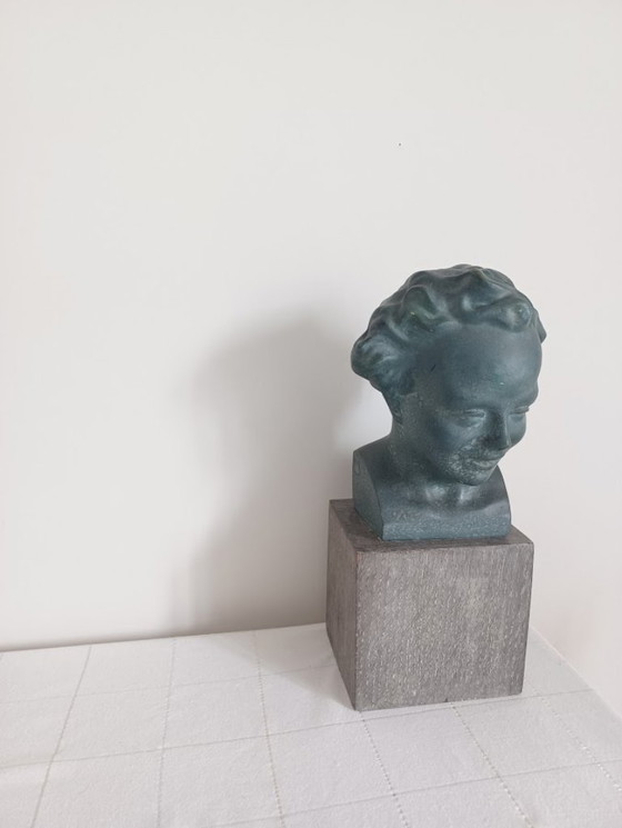 Image 1 of Busto de yeso de un niño - entreguerras/1950 - pátina verde - base de madera
