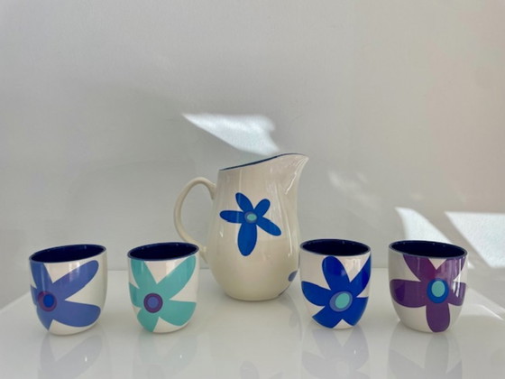 Image 1 of Brocca con 4 tazze – Design floreale e smalto blu