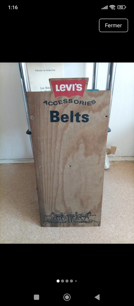 Da una vecchia merceria: espositore in legno per cinture Levi's anni '70, 74*33 cm