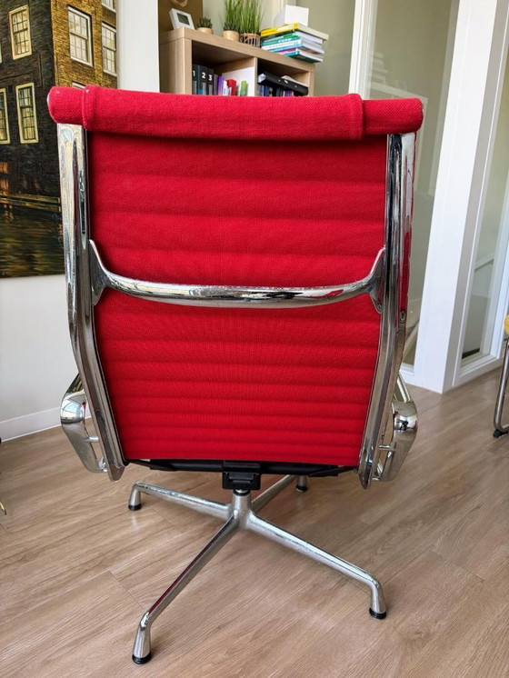 Image 1 of Set di 2 poltrone originali Vitra Eames EA 124 Lounge – Rosse