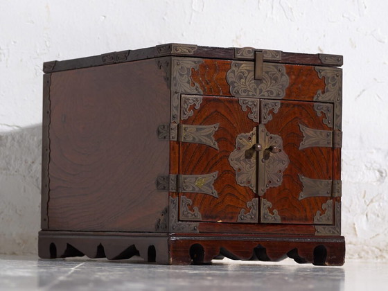Antica scatola da toeletta con specchio in legno di zelkova – Corea, 1900 circa – Tolette, Glass, Brass (photo 16 of 40)
