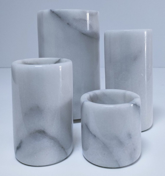 Image 1 of quattro candelabri in marmo bianco con venature nere