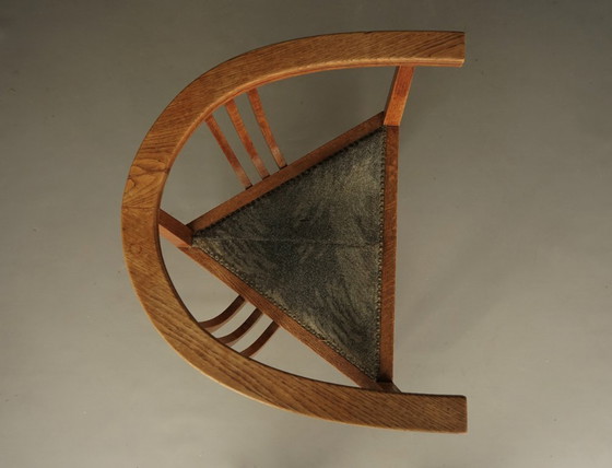 Image 1 of Bijzondere Art Deco stoel met drie poten. Jaren 1920.