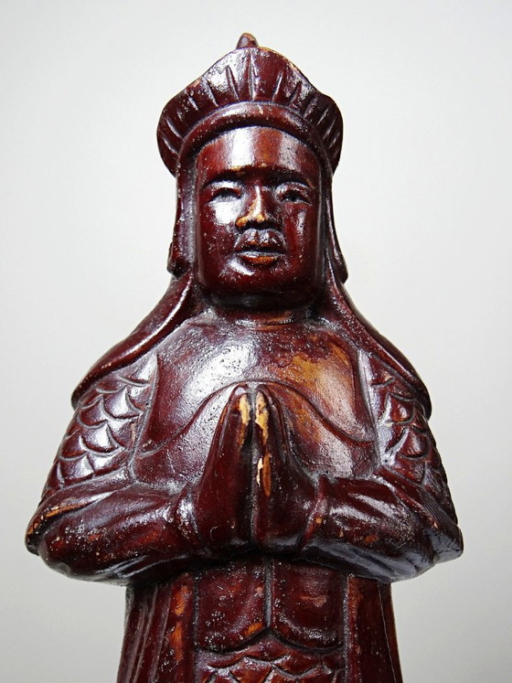 Image 1 of Statuetta di arte popolare asiatica intagliata in un unico pezzo di legno, epoca 1930-1960.