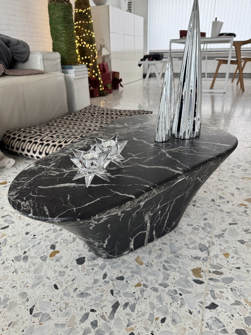 Mesa de centro ovalada con aspecto de mármol Polspotten