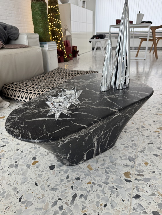 Image 1 of Mesa de centro ovalada con aspecto de mármol Polspotten