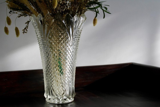 Image 1 of Grand vase en cristal taillé – motif à pointes de diamant