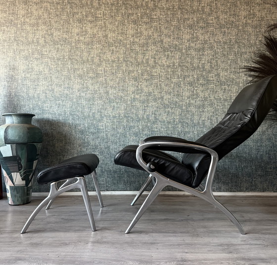 Image 1 of Poltrona lounge James Stressless con poggiapiedi in pelle nera e alluminio