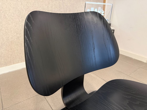 Image 1 of Vitra | Charles & Ray Eames | LCW Lounge Chair | Zwart Essen | 2 stuks
