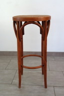 Hoge gebogen houten kruk met vintage rieten zitting