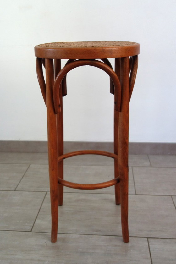 Image 1 of Hoge gebogen houten kruk met vintage rieten zitting